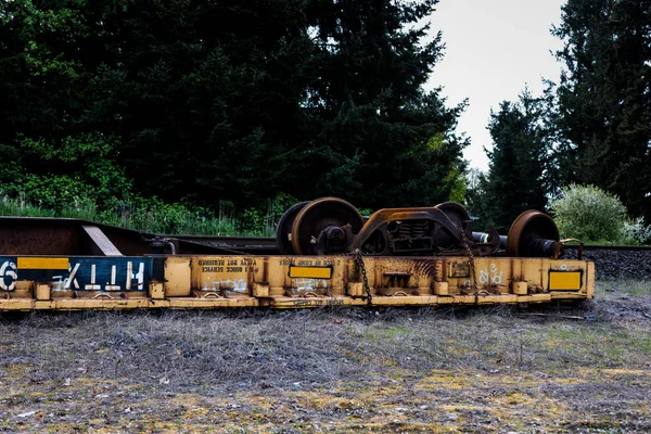 Descarrilou Carro Ferroviário Virado Deitado Lado Das Trilhas Pedaços — Fotografia de Stock