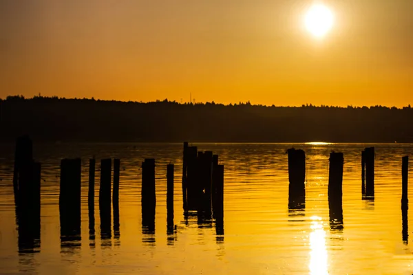 Gyllene Soluppgång Över Kulle Reflektera Över Vattnet Med Brygga — Stockfoto