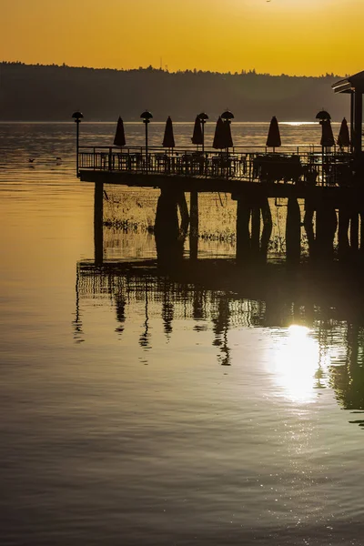 Lever Soleil Doré Sur Une Colline Réfléchissant Sur Eau Avec — Photo