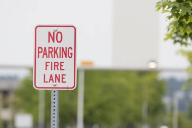 Hiçbir Park yangın lane bir köprüden önce bir ağaç ile kapatın