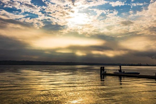 Sunrise Bränna Bort Tunga Moln Inre Hamnen Med Brygga — Stockfoto