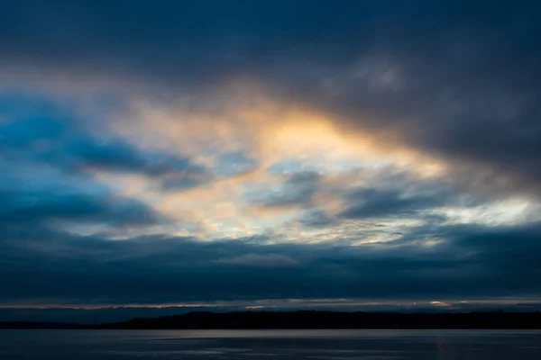 Bewolkte Blauwe Gouden Gele Hemel Zonsopkomst Zonsondergang Helder Water — Stockfoto