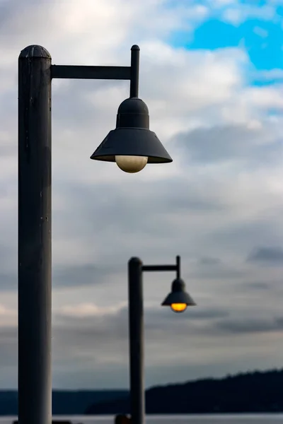 Lampy Uliczne Posty Żółty Podświetlany Prawo Przeciw Błękitne Niebo — Zdjęcie stockowe