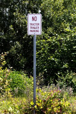 Birçok çalılar ve çalılar karşı işareti otopark yok traktör römork