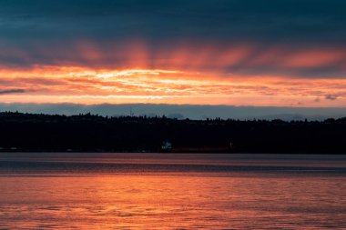 Bir liman ile bir kargo gemisi ve yansıma altın gündoğumu günbatımı