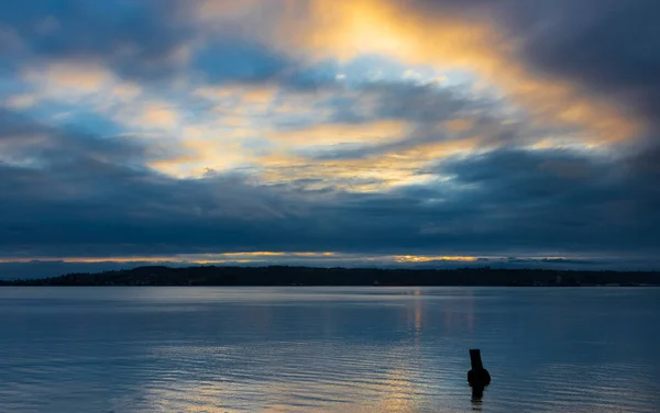 Blå Guld Gul Molnig Soluppgång Solnedgång Över Klart Vatten — Stockfoto