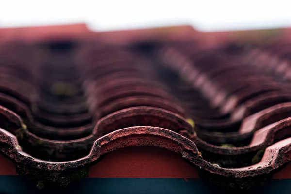 Παλαιωμένα Τούβλα Φοριούνται Βότσαλα Κοιτώντας Ψηλά Μια Κορυφή Θολή — Φωτογραφία Αρχείου