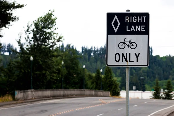 Rechterbaan Fietsen Alleen Zwart Wit Bord Met Weg Boom — Stockfoto