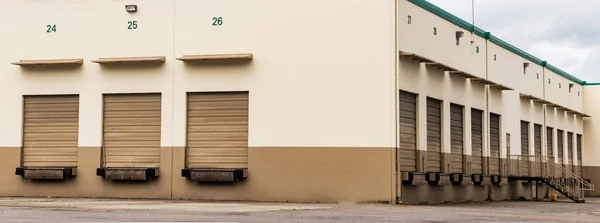Tan Brown Magazyny Przemysłowe Drzwi Budynku Garażu Parkingiem — Zdjęcie stockowe
