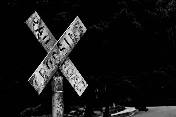 Velho Vintage Retro Angustiado Ferroviário Sinal Travessia Com Texto Desgastado — Fotografia de Stock