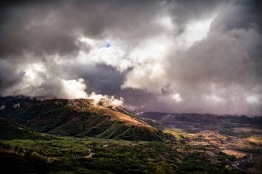 MT St Helens alan sisli bulutlu orman Vadisi nehir ve banka ile