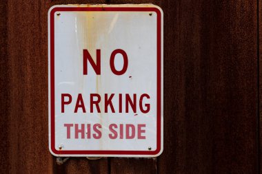 Buraya park etmek yasak oturum paslı bir yazı üzerine giyilen metal eski soluk