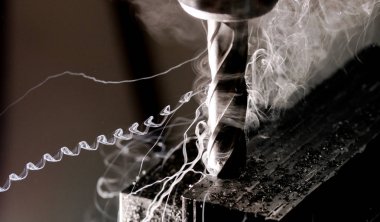 Bridgeport Cnc son değirmen sac talaşlı cips ve ılımlı duman ile bir yığın bitirme