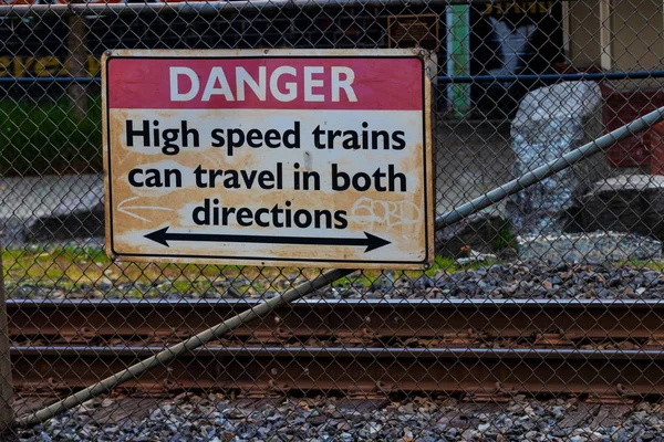 Nosí Věku Špinavé Nebezpečí Vysokorychlostní Vlaky Jezdit Obou Směrech Znamení — Stock fotografie