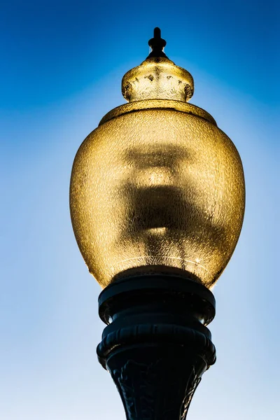 Cabeça Lâmpada Rua Vidro Poste Ferro Fundido Com Céu Azul — Fotografia de Stock