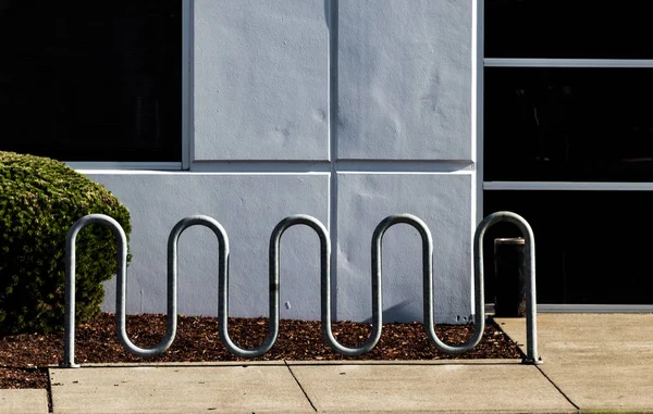 Cremalheira Bicicleta Curvilínea Frente Uma Parede Branca Lado Portas Vidro — Fotografia de Stock