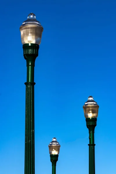 Glas Straat Lamp Hoofd Een Gietijzeren Post Met Een Blauwe — Stockfoto
