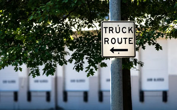 Camion Percorso Segno Palo Acciaio Con Alberi Banchine Carico Sullo — Foto Stock