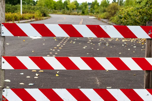 Bloqueio Estrada Barricada Sinal Listras Branco Vermelho Com Estrada Para — Fotografia de Stock