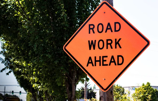 Road Ahead Teken Werken Een Post Met Bomen Verte — Stockfoto