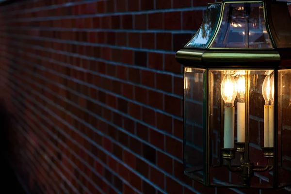 Lâmpada Montada Uma Parede Tijolo Iluminando Luz Dourada Escuridão — Fotografia de Stock