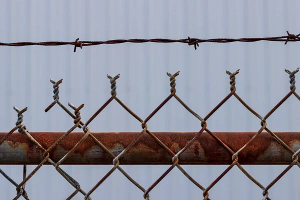 Old Rusty Chain Link Barbed Wire Fence White Wall — Stock Photo, Image
