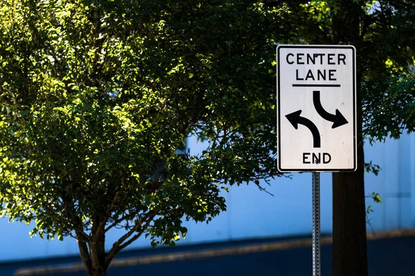 Mittelspur Endet Schild Mit Bäumen Straße Und Einer Lagerhalle Hintergrund — Stockfoto