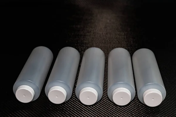 Recipientes Plástico Branco Com Tampas Sobre Fundo Fibra Carbono — Fotografia de Stock