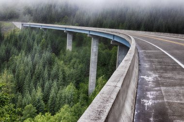 Beton orman köprü Otoban yolu ile sis