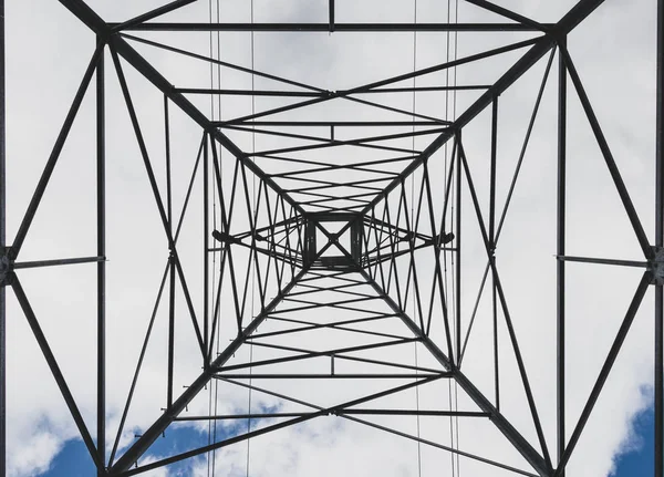 Linha Transmissão Eletricidade Aço Torre Energia Abstrata Com Nuvens — Fotografia de Stock