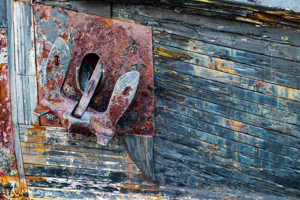 Старый Ржавый Якорь Ветреной Деревянной Лодке Очищающей Краской — стоковое фото