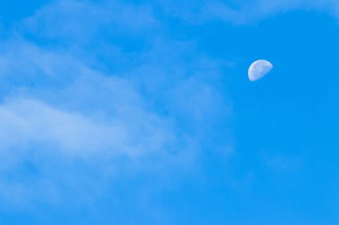 Sis ve bulutlar mavi sabah gökyüzü karşı kısmi ay