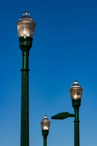 Lampadaires rétro à l'ancienne contre un ciel bleu — Photo