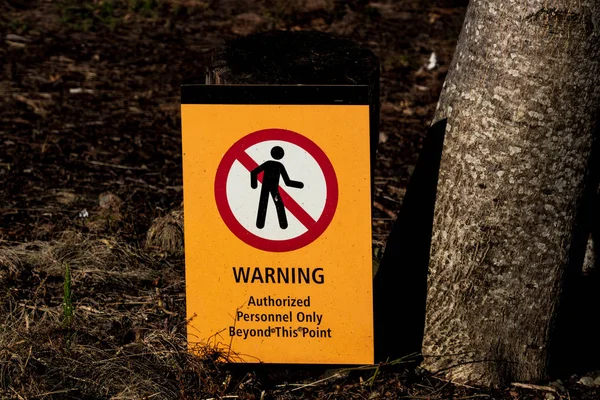 Waarschuwingsbord voor geautoriseerd personeel op de grond — Stockfoto