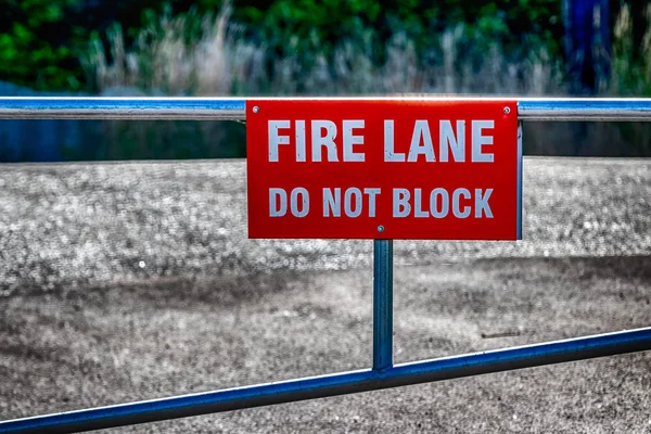 Ogień lane nie należy blokować znak na ogrodzenie — Zdjęcie stockowe
