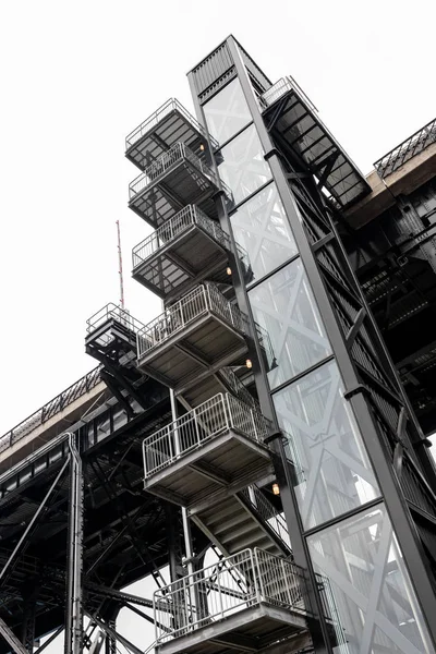 Alter externer Aufzug und Stahltreppe — Stockfoto
