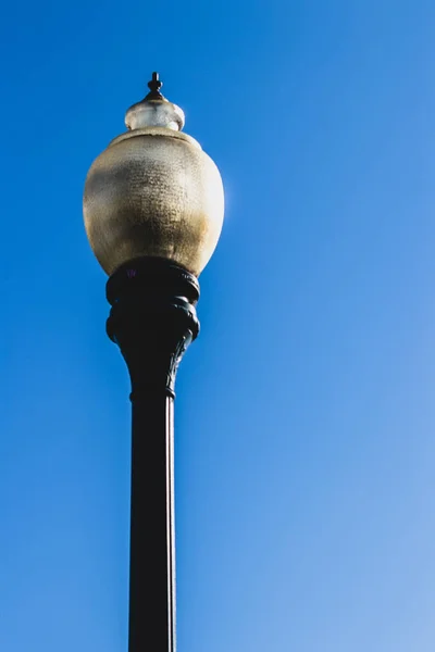 Candeeiros de rua retro antiquados contra um céu azul — Fotografia de Stock