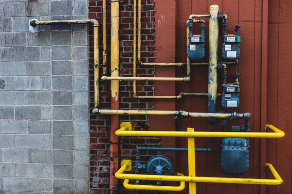 Gas y contadores eléctricos con tubos de color amarillo brillante —  Fotos de Stock