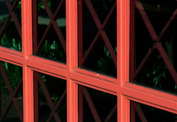 Vidro de janela de construção abstrato com painéis vermelhos — Fotografia de Stock