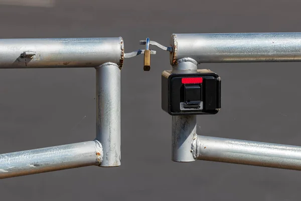 Stängt aluminium staket med hänglås — Stockfoto