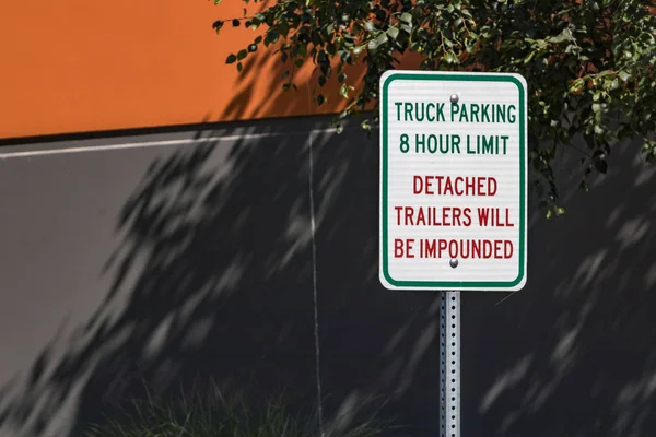 8 godzin parkowania przyczep wolnostojący będzie skonfiskowany znak — Zdjęcie stockowe