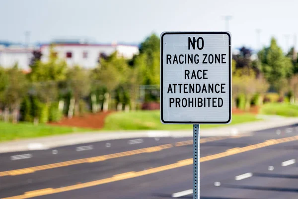 Kein Schild für die Rennzone an einem Pfosten — Stockfoto