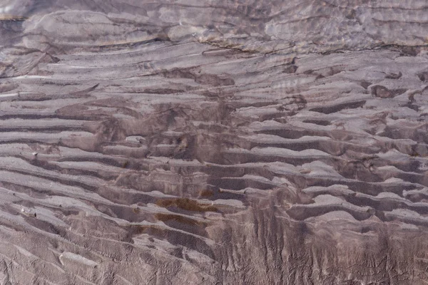 Orilla del río glacial con lodo de arena de limo negro húmedo — Foto de Stock