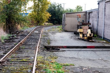 Ekipman ile eski mekanik garaj binası