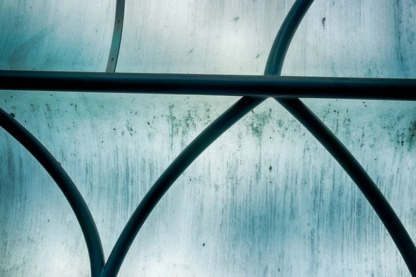 Абстрактное оконное стекло здания с железными решетками — стоковое фото
