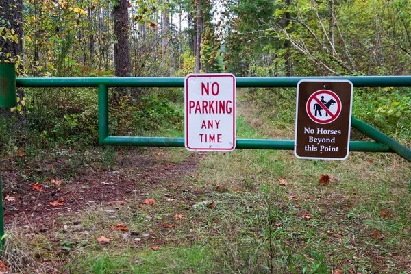 No parking sign on a wilderness hiking trail head — Stock Photo, Image