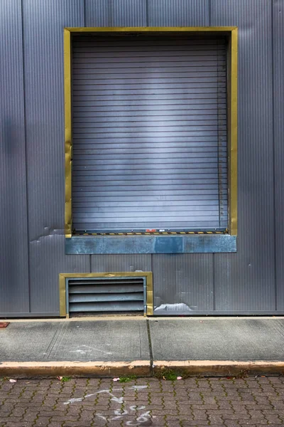Almacén muelle de carga con puerta de garaje — Foto de Stock