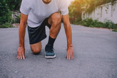 Sokaklarda koşan adam egzersiz için koşuyor, spor arka planında koşuyor ve koşu ayakkabısında yakın plan çekiyor.