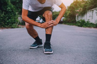 Koşu yaparken dizleri ağrıyan erkekler