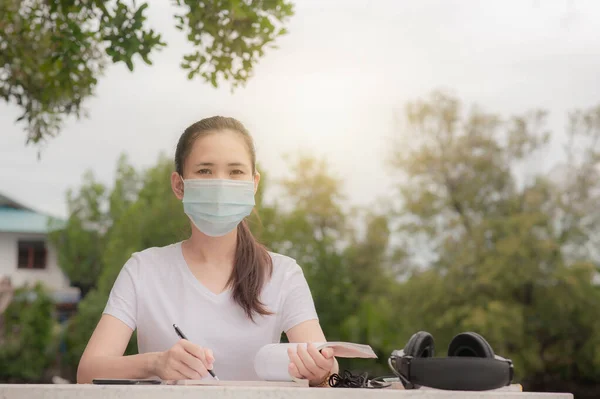 Aziatische Vrouwen Een Dragen Gezichtsmasker Lezen Boek Zitten Buiten Universiteit — Stockfoto